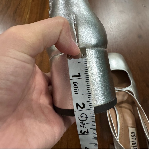 Anthropologie Bibi Lou Cardiff Twist-Strap Leather Mary Jane Heels Silver Sz 40 - Picture 10 of 12